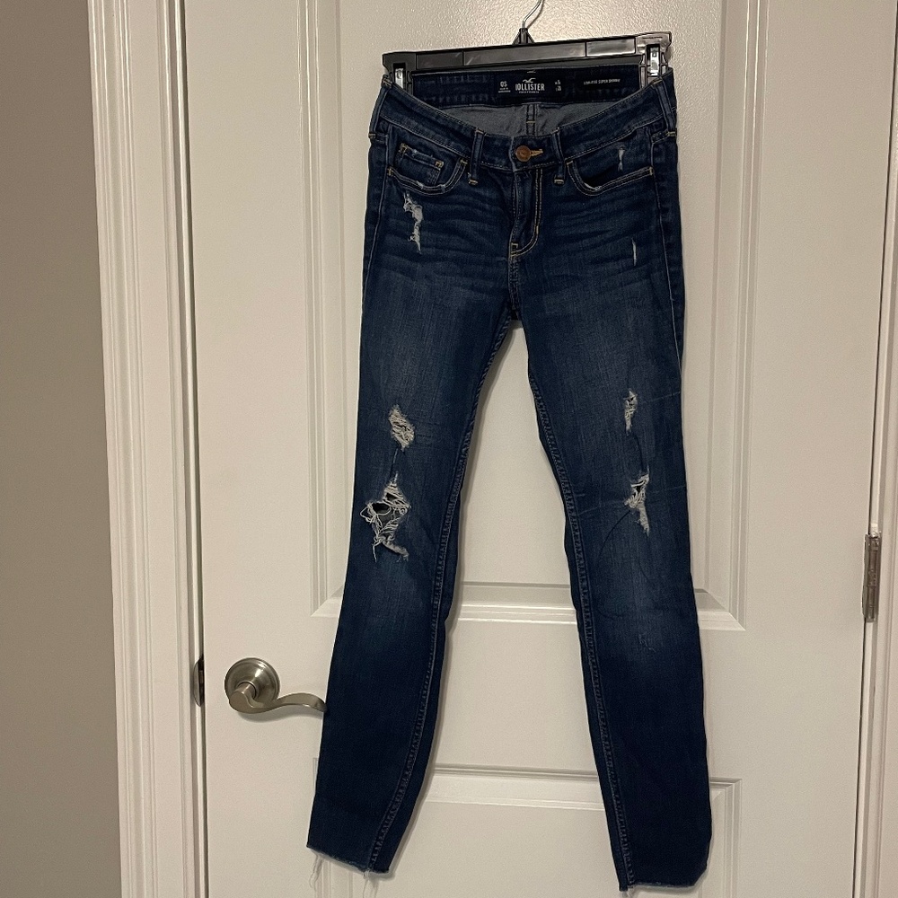 Like new Hollister Low rise super skinny ripped jeans. Size 0 short